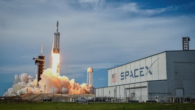 Musk combina SpaceX e xAI para desenvolver data centers no espaço